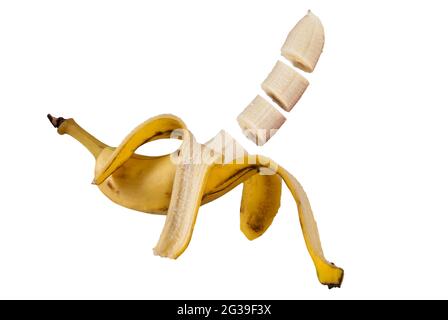Banane pelée coupée en portions sur fond blanc. Banque D'Images