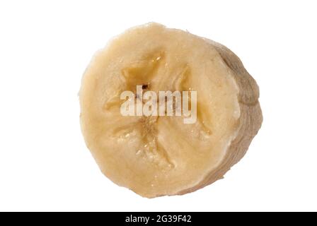 Banane pelée coupée en portions sur fond blanc. Banque D'Images