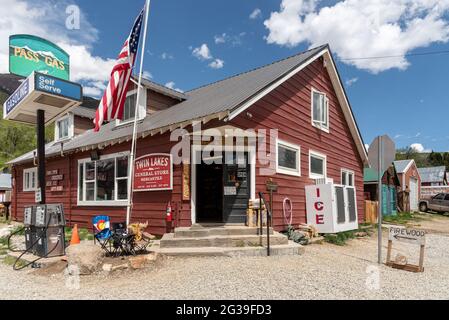 Le magasin général et la station-service dans la petite ville de Twin Lakes, Colorado, au pied du col de l'indépendance. Banque D'Images