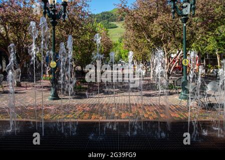 L'eau s'infiltre dans l'air à la fontaine de Mill Street dans le centre-ville d'Aspen, Colorado, une attraction touristique populaire. Banque D'Images