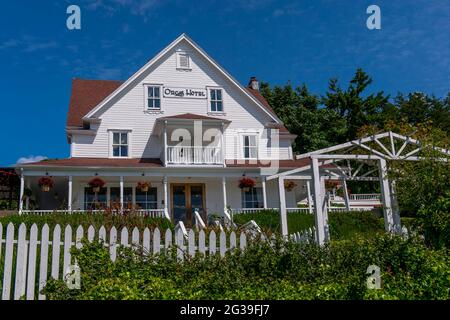 L'hôtel Orcas, une auberge et un café historiques construits en 1904, dans le village d'Orcas sur l'île d'Orcas, dans les îles San Juan dans l'État de Washington, États-Unis. Banque D'Images