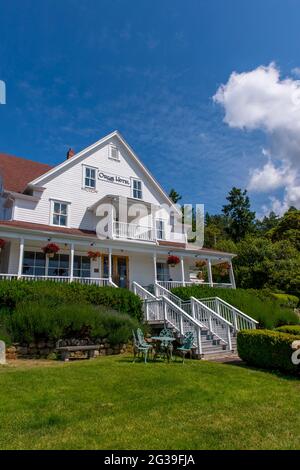 L'hôtel Orcas, une auberge et un café historiques construits en 1904, dans le village d'Orcas sur l'île d'Orcas, dans les îles San Juan dans l'État de Washington, États-Unis. Banque D'Images