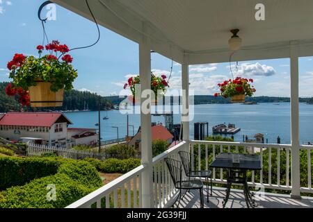 Vue sur le débarcadère de ferry de l'île d'Orcas depuis l'hôtel Orcas, une auberge et un café historique construit en 1904, dans le village d'Orcas, sur l'île d'Orcas, dans l'île de San Juan Banque D'Images