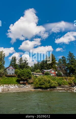 Vue sur le petit village d'Olga sur l'île d'Orcas dans les îles San Juan dans l'État de Washington, États-Unis. Banque D'Images