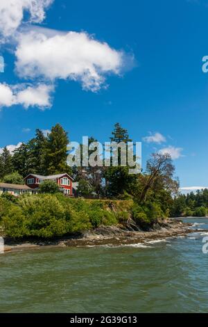 Vue sur le petit village d'Olga sur l'île d'Orcas dans les îles San Juan dans l'État de Washington, États-Unis. Banque D'Images