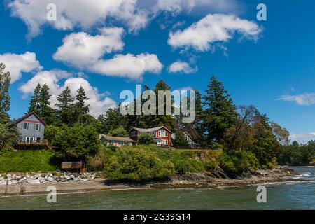 Vue sur le petit village d'Olga sur l'île d'Orcas dans les îles San Juan dans l'État de Washington, États-Unis. Banque D'Images