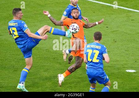 Memphis Depay des pays-Bas duels d'Ukrain lors du match de football de l'UEFA EURO 2020 du groupe C entre les pays-Bas et l'Ukraine le 13 juin 2021 à la Johan Cruijff Arena d'Amsterdam. Credit: SCS/Soenar Chamid/AFLO/Alamy Live News Banque D'Images