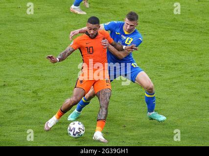 Memphis Delay, des pays-Bas, duels Zabarnyi d'Ukrain lors du match de football du groupe C de l'UEFA EURO 2020 entre les pays-Bas et l'Ukraine le 13 juin 2021 à la Johan Cruijff Arena d'Amsterdam. Credit: SCS/Soenar Chamid/AFLO/Alamy Live News Banque D'Images