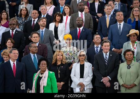 Le représentant Ilhan Omar (D-MN), au centre, se tient sur les marches du Front est avec des membres bipartites du Congrès pendant un moment de silence en l'honneur de 600,000 morts américaines COVID-19, au Capitole des États-Unis, à Washington, DC, le lundi 14 juin, 2021. Après un week-end dominé par les nouvelles du premier voyage du président Biden à l'étranger pour assister aux sommets du G-7 et de l'OTAN, le Congrès revient à des négociations sur les infrastructures qui traînaient depuis des semaines avec peu de progrès tangibles, et à des révélations explosives sur les enquêtes du ministère de la Justice sur les représentants du Congrès et les journalistes (Graeme Sloan/Sipa USA). Banque D'Images