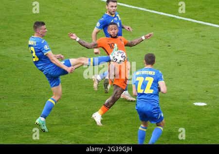 Memphis Depay des pays-Bas duels d'Ukrain lors du match de football de l'UEFA EURO 2020 du groupe C entre les pays-Bas et l'Ukraine le 13 juin 2021 à la Johan Cruijff Arena d'Amsterdam. Credit: SCS/Soenar Chamid/AFLO/Alamy Live News Banque D'Images