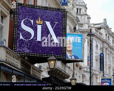 Des panneaux publicitaires pour les comédies musicales six, Jamie et les Miserables sont suspendus à l'extérieur des théâtres de Shaftesbury Avenue tandis que l'industrie se bat pendant Covid. Banque D'Images