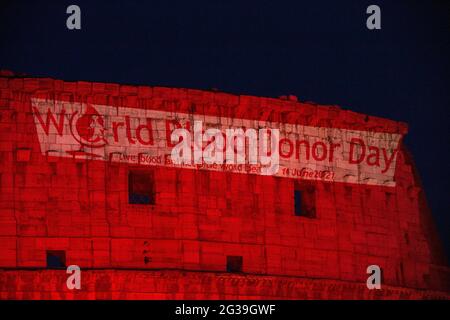 Rome, Italie. 14 juin 2021. Vue du Colisée illuminé en rouge à l'occasion de la Journée mondiale du don de sang (photo par Matteo Nardone/Pacific Press) Credit: Pacific Press Media production Corp./Alay Live News Banque D'Images