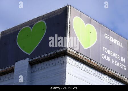 La bâche couvre la coquille brûlée de la tour Grenfell, avec le coeur vert qui est devenu le symbole pour tous les touchés par la tragédie et 72 morts perdues Banque D'Images