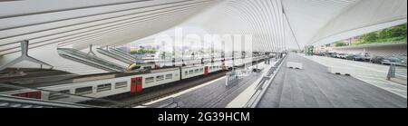 LIÈGE, BELGIQUE - 06 juin 2021 : Liège, Belgique, juin 2021 : scène panoramique intérieure de la Gare de liège guillemins par Santiago Calatrava. Banque D'Images