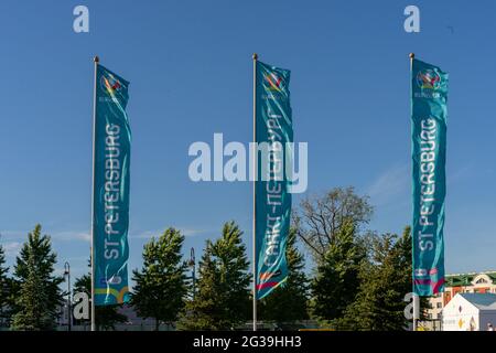 Drapeaux annonçant le Championnat d'Europe de l'UEFA 2020 à Saint-Pétersbourg, Russie Banque D'Images