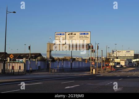 DUBLIN, IRLANDE - 13 novembre 2019 : panneaux routiers au-dessus d'une rue à plusieurs voies donnant des indications routières pour l'entrée du port, le tunnel à péage et l'autoroute M50 Banque D'Images