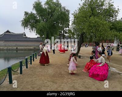 SÉOUL, CORÉE DU SUD - 29 juin 2019 : des personnes portant Hanbok prennent des photos devant un palais Gyeongbokung. Séoul, Corée du Sud, 29 juin 2019 Banque D'Images