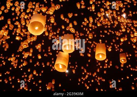 Lanternes flottantes touristiques dans le festival Loy Krathong , Chiang Mai , Thaïlande Banque D'Images