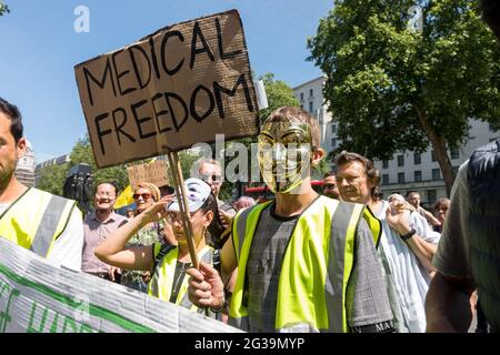 Londres, Royaume-Uni. 14 juin 2021. Un manifestant anti-verrouillage tient un panneau indiquant Medical Freedom pendant la manifestation.le Premier ministre britannique Boris Johnson doit faire une annonce concernant l'extension de la réglementation sur le verrouillage au Royaume-Uni. Les manifestants se sont rassemblés devant Downing Street à 12:00 pour protester contre cette extension, au motif qu'il s'agit d'une violation des droits de l'homme et des libertés diverses. Ils ont également protesté contre le port de masques et l'application du programme de vaccination. (Photo de Belinda Jiao/SOPA Images/Sipa USA) crédit: SIPA USA/Alay Live News Banque D'Images