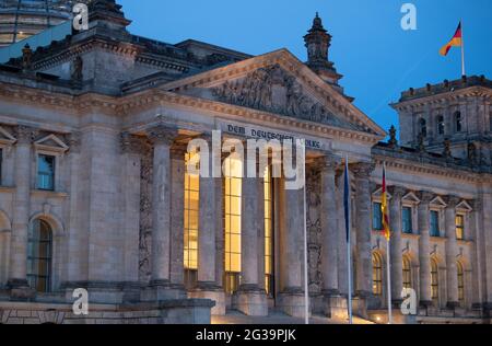 14 juin 2021, Berlin: La lumière est toujours allumée dans le bâtiment Reichstag. Le 26 septembre 2021, les Allemands éliront un nouveau Bundestag - le vendredi 18 juin 2021, il reste exactement 100 jours. (Vers le paquet de sujets dpa) photo : Felix Schröder/dpa Banque D'Images