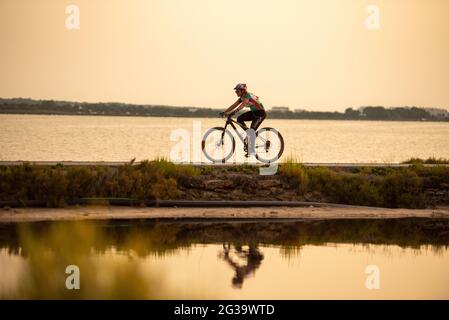 Formentera, Espagne: 2021 juin 14: Personnes à vélo dans le Parc naturel de ses Salines à Formentera, Espagne en temps de covid19. Banque D'Images