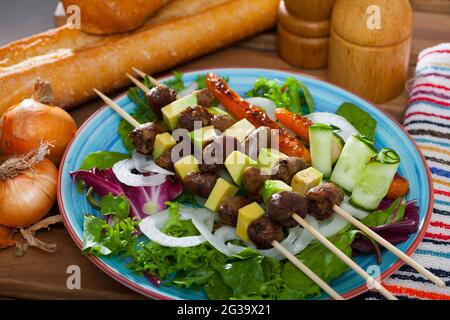 Brochettes de cœurs de poulet avec avocat Banque D'Images