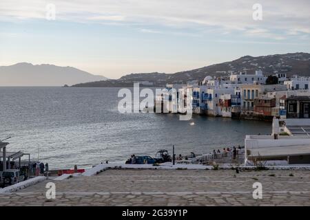 Île de Mykonos, Cyclades, Grèce. 20 mai 2021. Célèbre concept de destination cosmopolite grecque de la petite Venise. Maisons traditionnelles avec balcon Banque D'Images