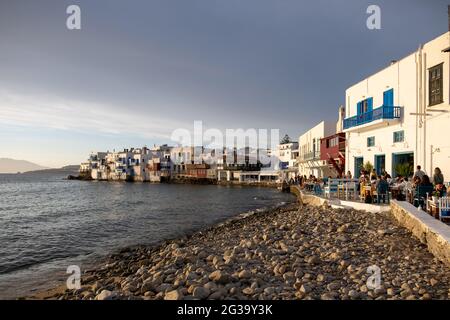 Île de Mykonos, Cyclades, Grèce. 20 mai 2021. Site touristique de la petite Venise, célèbre destination cosmopolite. Maisons traditionnelles avec balcon sur la se Banque D'Images