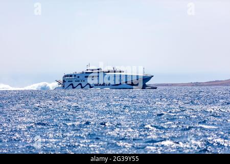 Île de Mykonos, Cyclades, Grèce. 20 mai 2021. Destination estivale célèbre pour les vacances avec le luxe à grande vitesse de passagers et de cargaison de navire. Étincelant calme A Banque D'Images