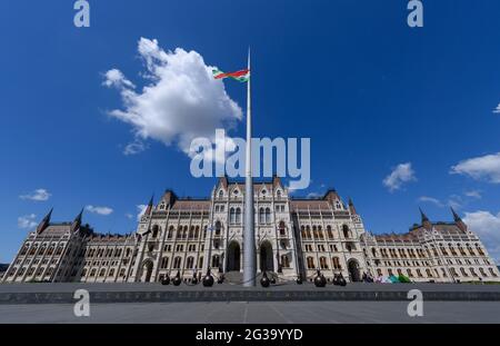 Budapest, Hongrie. 14 juin 2021. La place Lajos Kossuth devant le Parlement est presque déserte. Credit: Robert Michael/dpa-Zentralbild/dpa/Alay Live News Banque D'Images