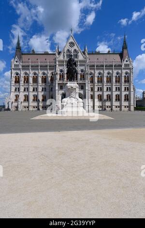 Budapest, Hongrie. 14 juin 2021. Presque déserté est la place Lajos Kossuth en face du Parlement avec le monument au comte Gyula Andrassy. Credit: Robert Michael/dpa-Zentralbild/dpa/Alay Live News Banque D'Images