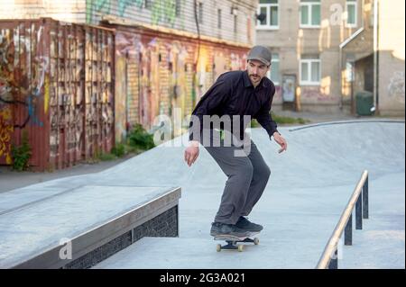 le skateboarder se prépare à sauter sur le parapet Banque D'Images