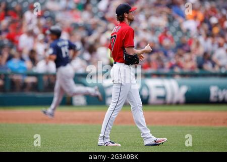 CLEVELAND, OH - JUIN 13 : Shane Bieber (57) des Cleveland Indians réagit après avoir abandonner une course à deux-run à Kyle Seager des Seattle Mariners d Banque D'Images