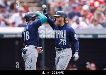 CLEVELAND, OH - 13 JUIN : Jake Fraley (28) des Seattle Mariners fête avec José Godoy (78) après avoir fait une course à deux dans la quatrième innin Banque D'Images