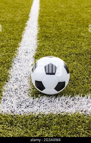 Ballon de football, gazon artificiel de football avec une bande blanche, stade de football Banque D'Images