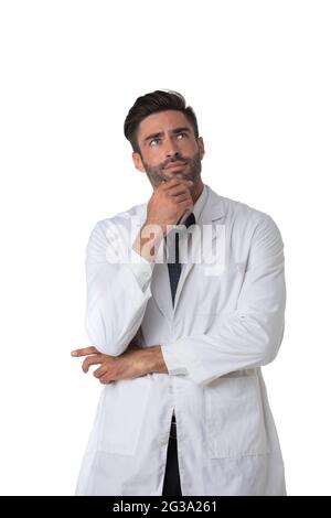 Jeune médecin de sexe masculin avec stéthoscope tenant le menton isolé sur fond blanc Portrait de studio complet Banque D'Images