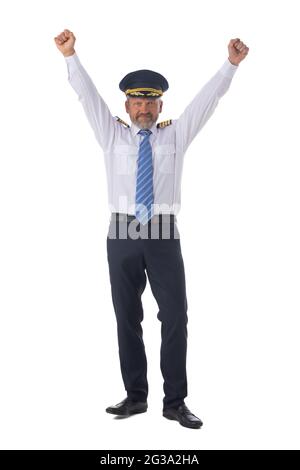 Pilote de la compagnie aérienne portant les pattes aux capitaines à quatre barres, premier pilote, commandant de l'avion avec bras levés isolés sur fond blanc, goujon pleine longueur Banque D'Images