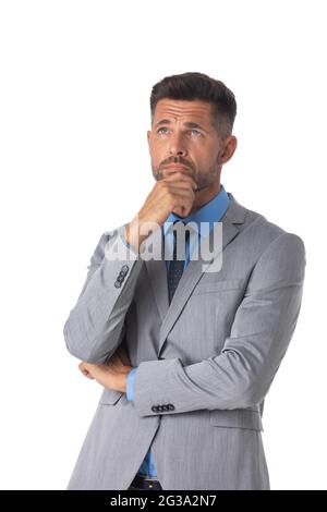 Portrait de beau homme d'affaires en costume gris pensant tenant la main sur le menton studio isolé sur fond blanc Banque D'Images