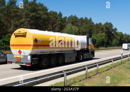 Allemagne , 14.06.2021 , Freiwalde , A 13 , UN camion-citerne Shell sur une autoroute allemande Banque D'Images