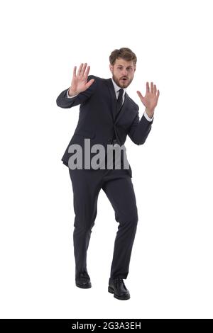 Jeune homme d'affaires beau expression de rejet montrant des palmiers faisant signe négatif, non Banque D'Images