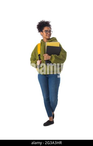 Portrait complet de la jolie étudiante universitaire afro-américaine isolée sur fond blanc Banque D'Images