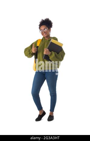 Portrait complet de la jolie étudiante afro-américaine de l'université avec le pouce vers le haut isolé sur fond blanc Banque D'Images