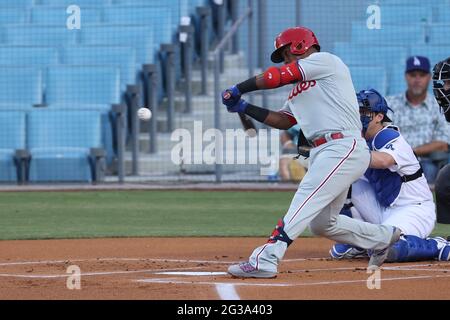 Los Angeles, Californie. 14 juin 2021. Philadelphia Phillies shortstop Jean Segura (2) chauves-souris pour les Phillies pendant le match entre les Phillies de Philadelphie et les Dodgers de Los Angeles au Dodger Stadium de Los Angeles, CA. (Photo de Peter Joneleit). Crédit : csm/Alay Live News Banque D'Images