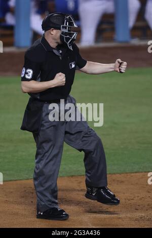 Los Angeles, Californie. 14 juin 2021. Le juge-arbitre Mike Estabrook (83) appelle une batte pendant le match entre les Phillies de Philadelphie et les Dodgers de Los Angeles au Dodger Stadium de Los Angeles, CA. (Photo de Peter Joneleit). Crédit : csm/Alay Live News Banque D'Images