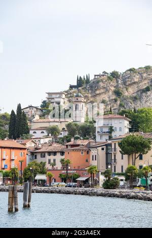 Nago Torbole, Italie. 14 juin 2021. Les dauphins se trouvent dans le port de la ville, au lac de Garde. Au milieu de l'image vous pouvez voir l'église Chiesa di S. Andrea. Credit: Daniel Reinhardt/dpa/Alay Live News Banque D'Images