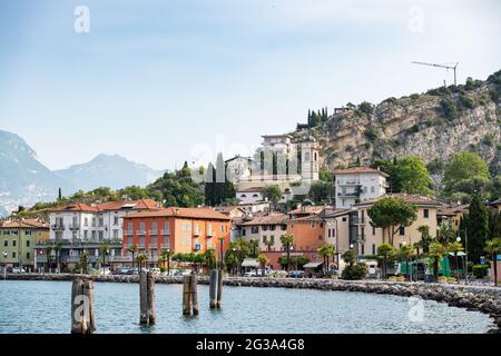 Nago Torbole, Italie. 14 juin 2021. Les dauphins se trouvent dans le port de la ville, au lac de Garde. Au milieu de l'image vous pouvez voir l'église Chiesa di S. Andrea. Credit: Daniel Reinhardt/dpa/Alay Live News Banque D'Images