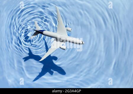 Avion modèle, avion sur fond bleu ciel avec ombre profonde Banque D'Images