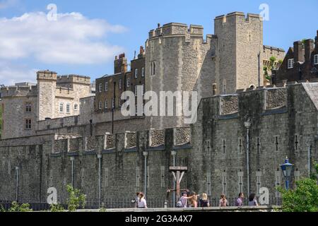 Les touristes du Royaume-Uni visitent la Tour de Londres par une journée chaude, les touristes étrangers étant encore rares en raison des restrictions de voyage de Covid. 12 juin 2021 Banque D'Images