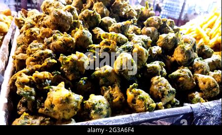 Indian Street Food - snacks mirchi Bhaji, pakora et bonda dans le marché Banque D'Images