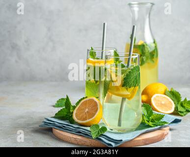 Deux verres de limonade ou un cocktail mojito sur fond gris. Espace de copie, vue latérale. Banque D'Images